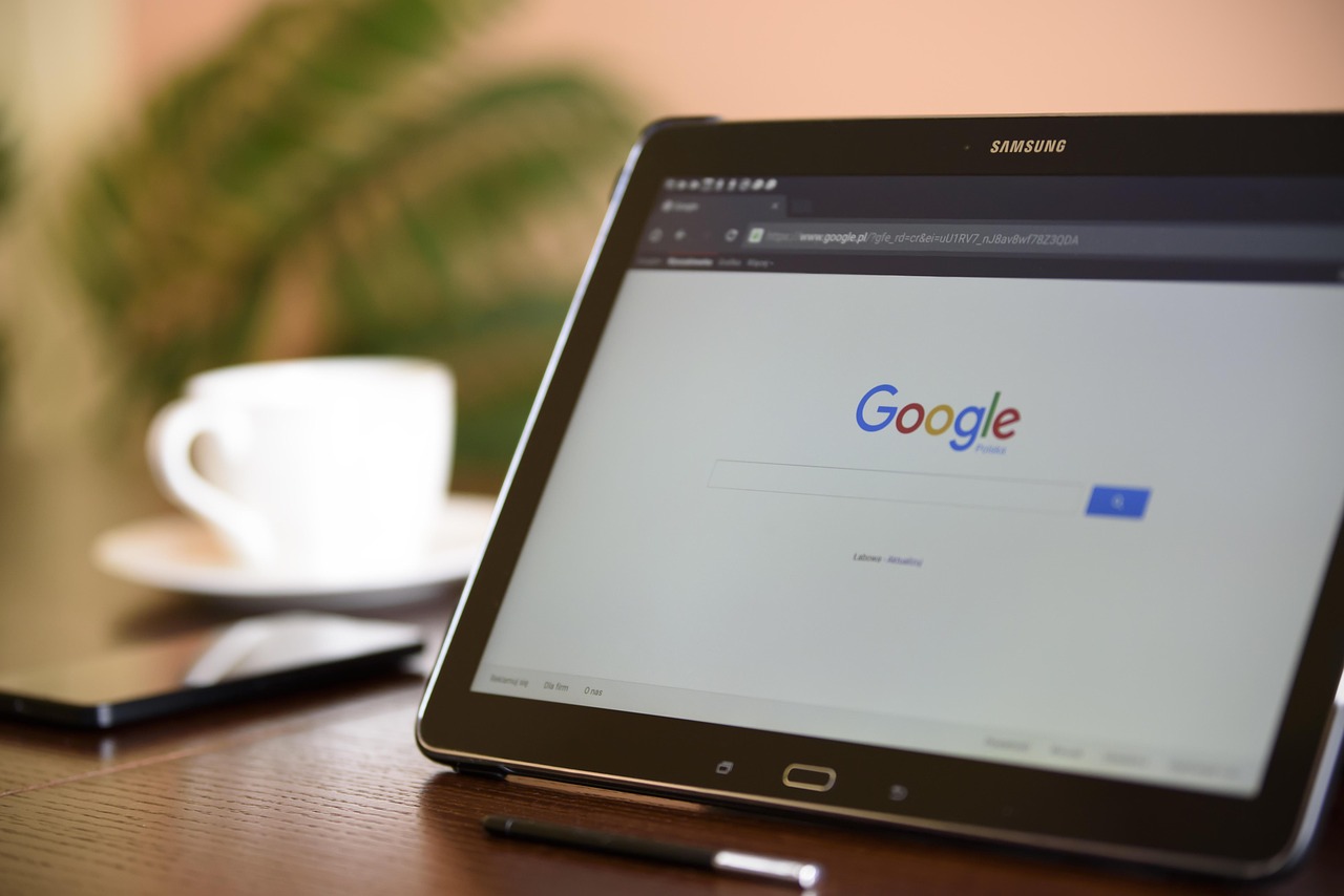 Internet search engine, tablet, samsung — How to Maximize Tips in Your Part-Time Job at a Bar